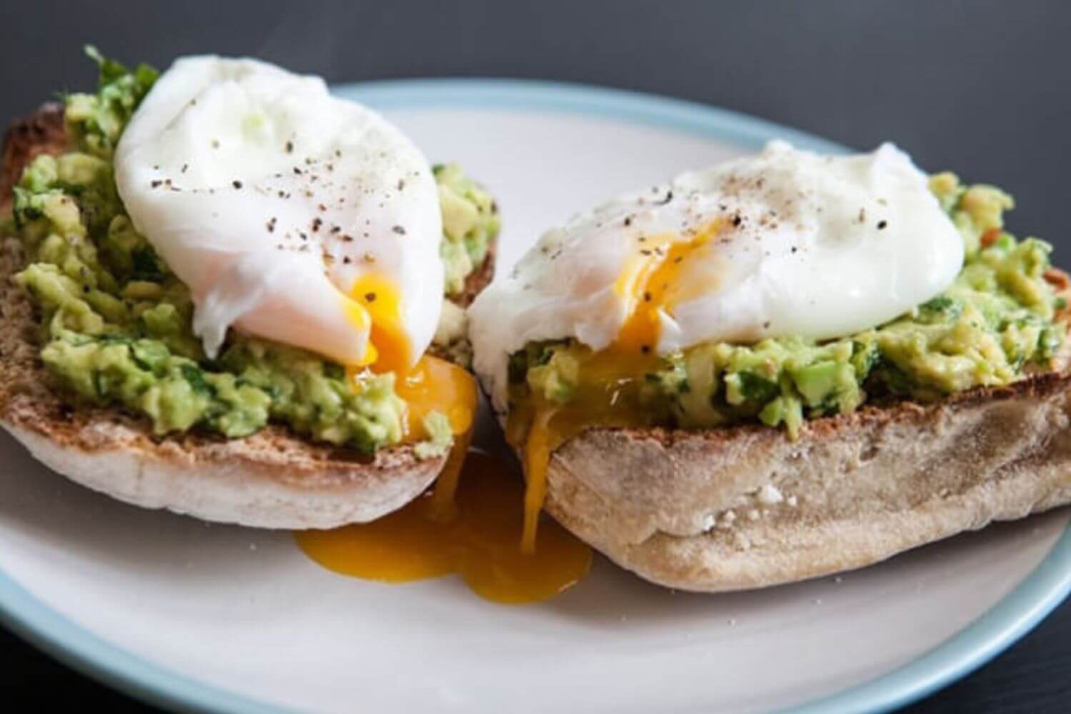 Bánh mì bơ trứng rau xanh