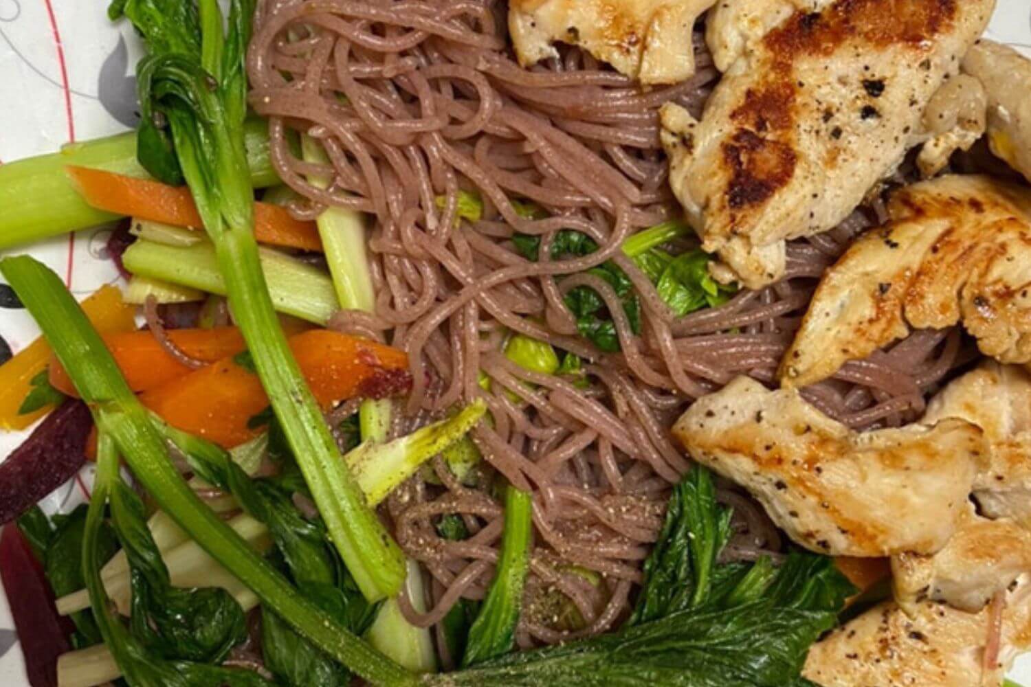 Bún gạo lứt rau củ ức gà