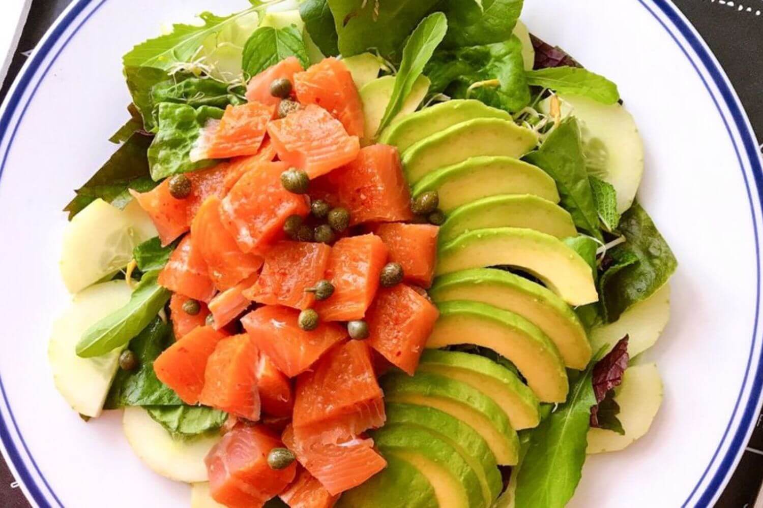 Salad cá hồi xông khói bơ