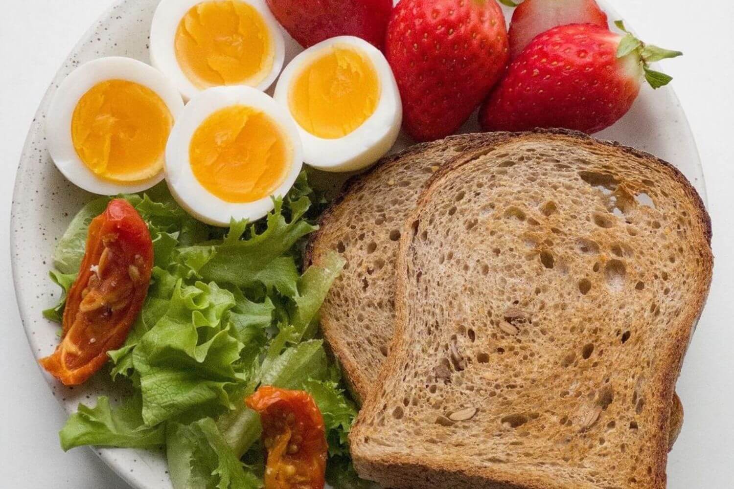 Trứng luộc bánh mì rau củ