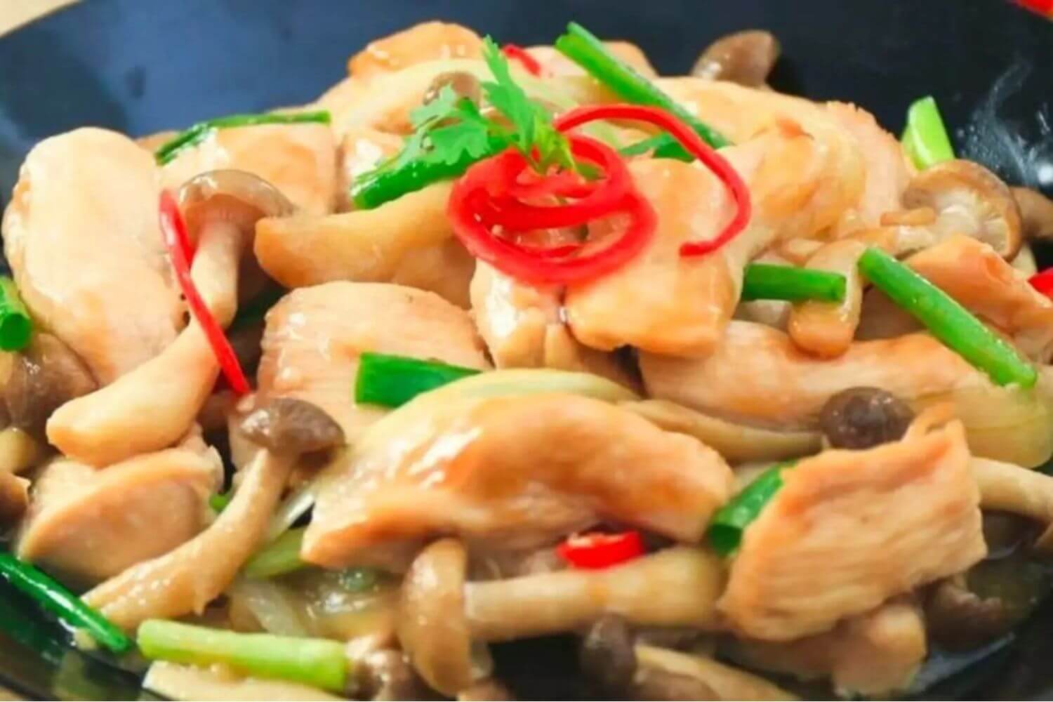 Ức gà xào nấm Ức gà xào nấm